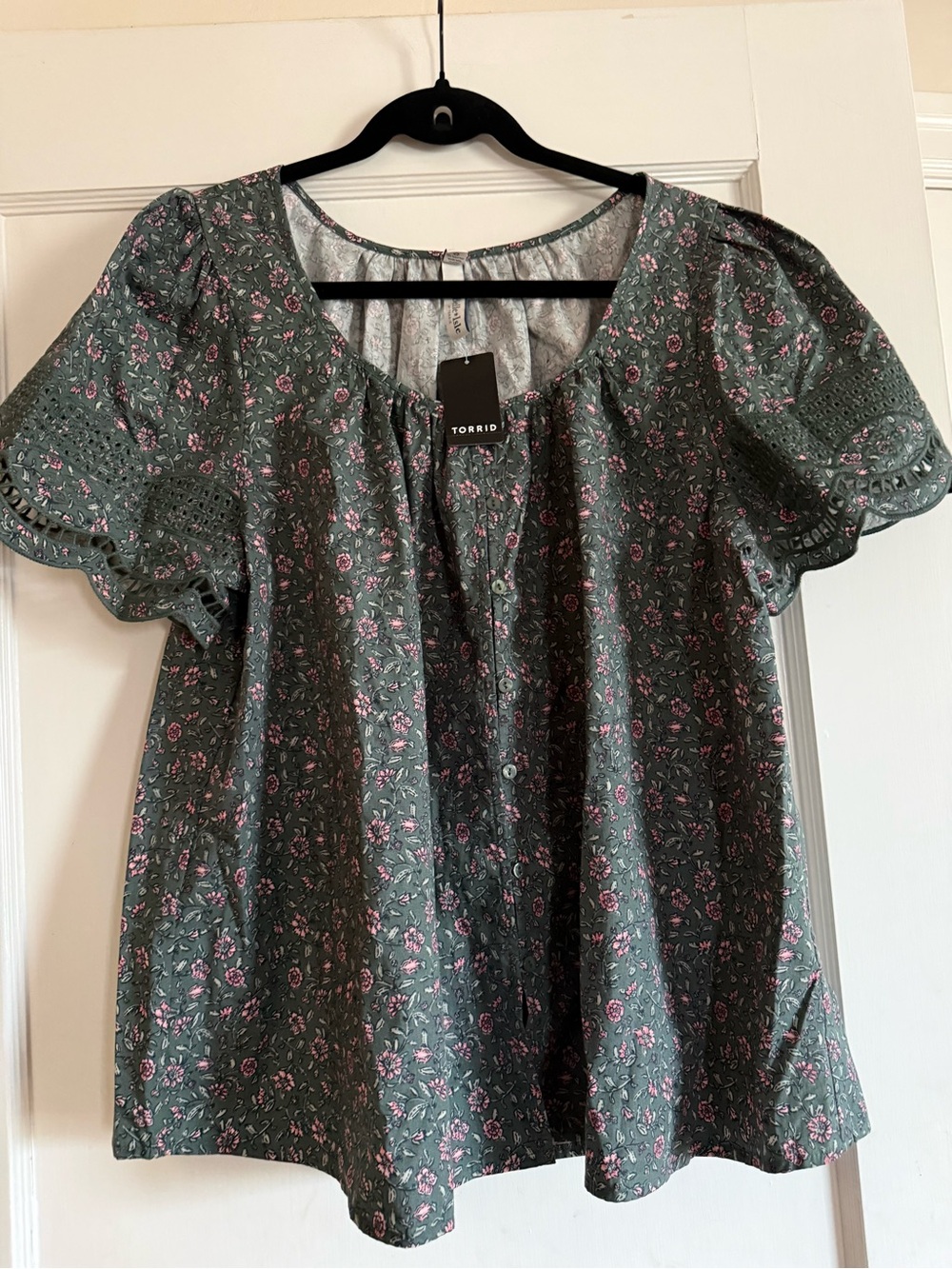 Torrid Belle Isle NWT Green Floral Eyelet Sleeve Peasant Top